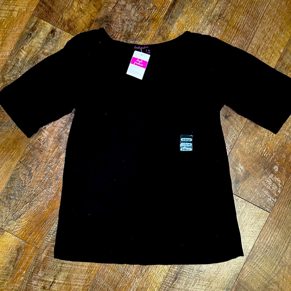 Fresh Produce XS Top Shirt
Black Scoop Neck Hazy days 1/2 sleeve
Basic Solid Tee